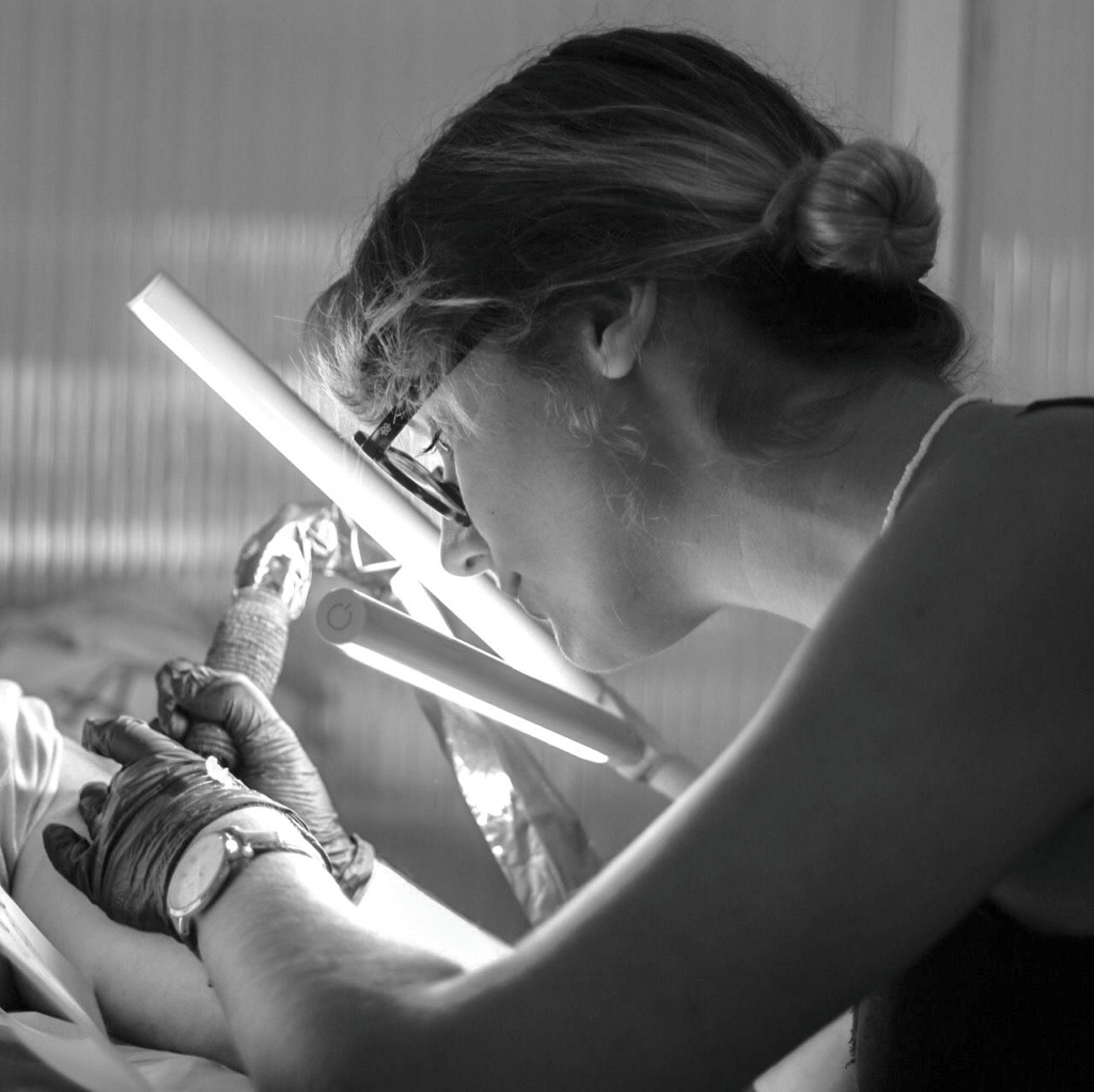 Séance de tatouage en reconstruction mammaire sur Bordeaux