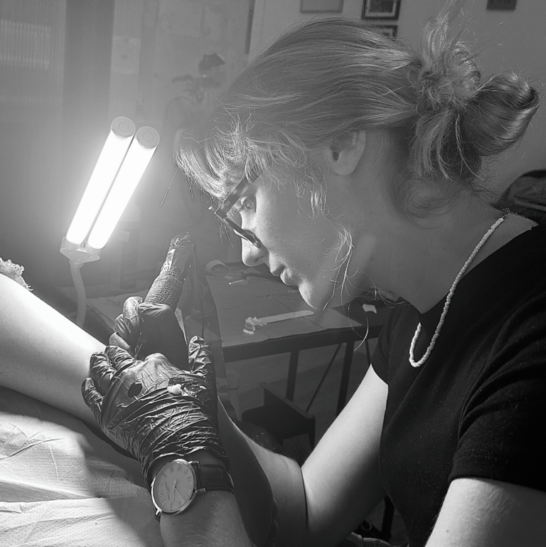 Tout savoir sur le tatouage minimaliste : L&rsquo;art de l&rsquo;élégance et de la précision absolue