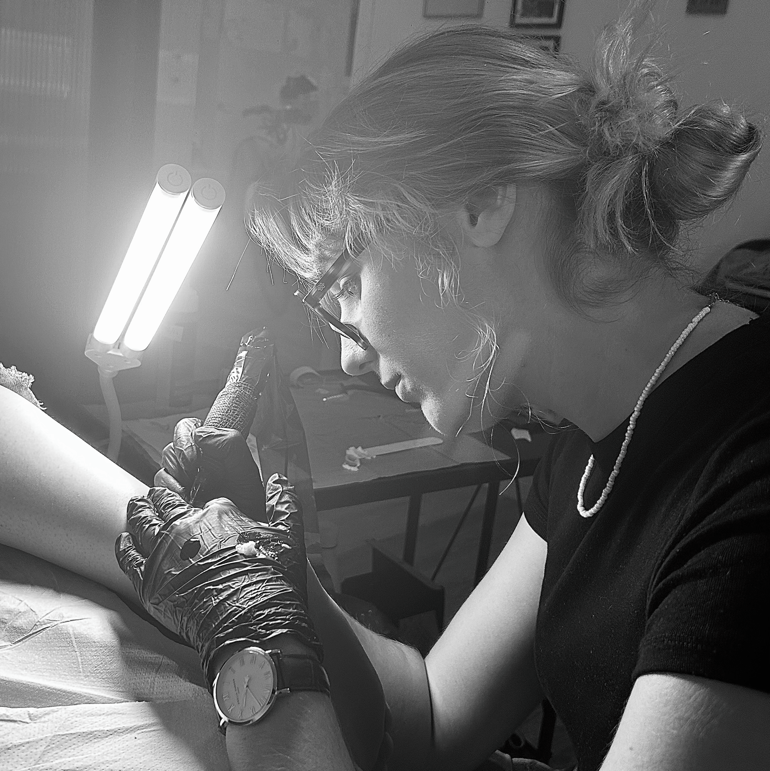 Tout savoir sur le tatouage minimaliste : L&rsquo;art de l&rsquo;élégance et de la précision absolue