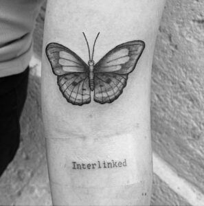 Tatouage papillon en realisme noir et blanc