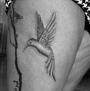 Tatouage colibri en réalisme noir et blanc
