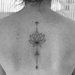 Tatouage réalisme ornemental fleur de lotus