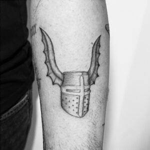 Tatouage casque médiéval heaume en réalisme
