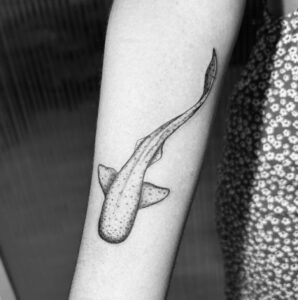 Tatouage requin baleine en réalisme noir et blanc
